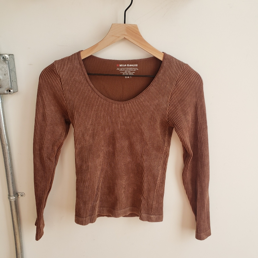 Warm and fitted long sleeve ribbed shirt